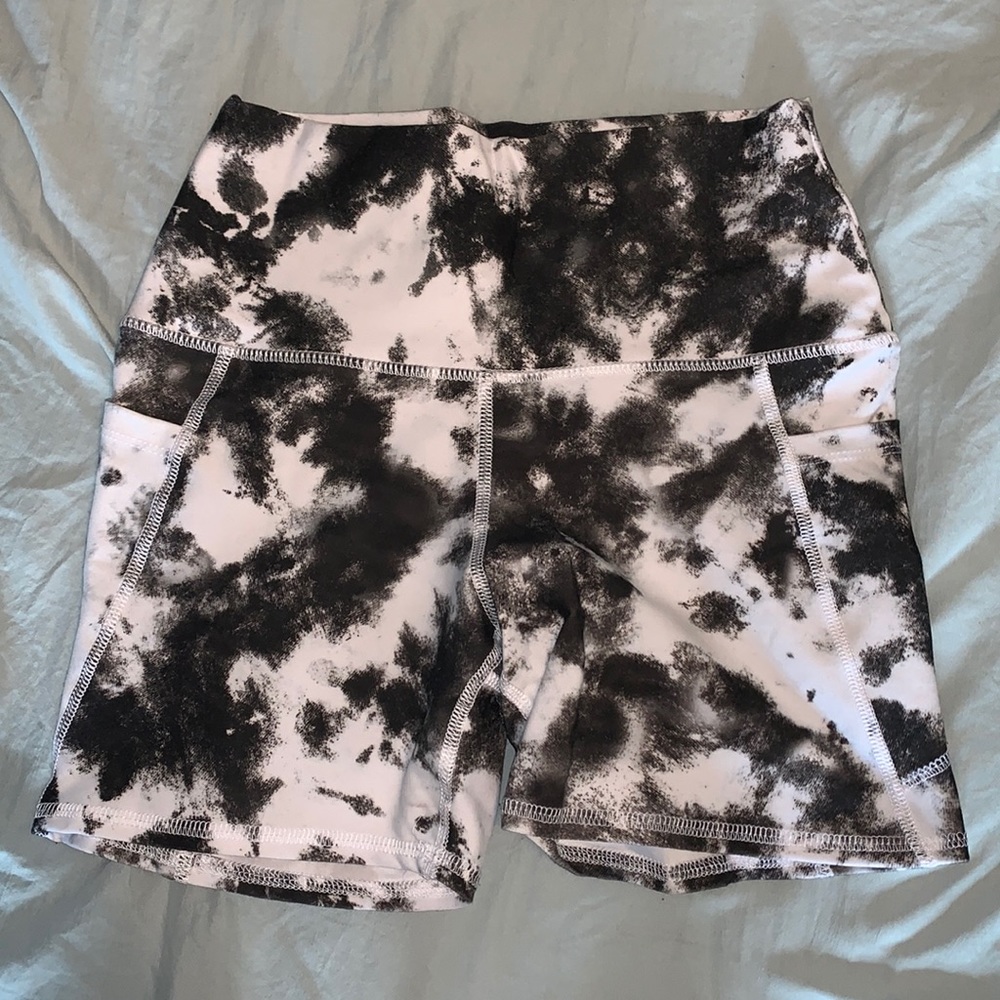 Highwaisted workout shorts (size m)